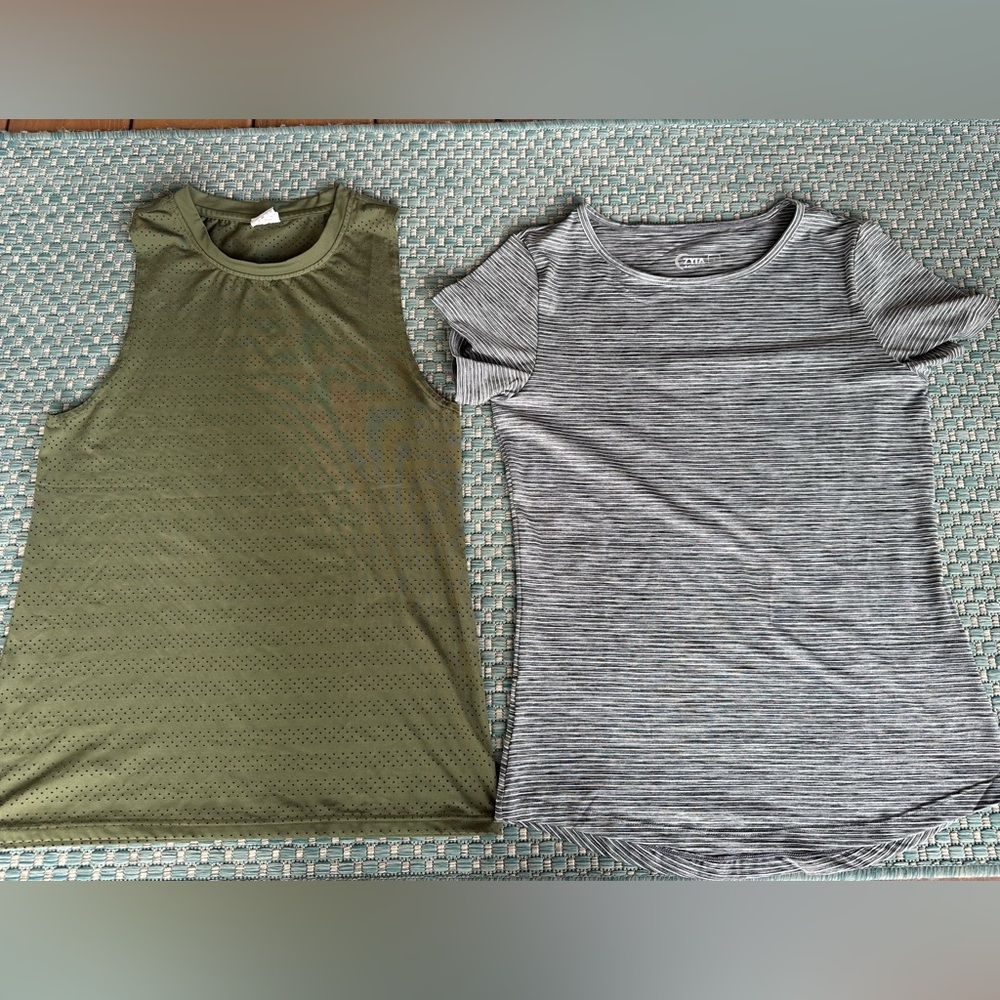 Zyia active women’s shirts size small, set of two